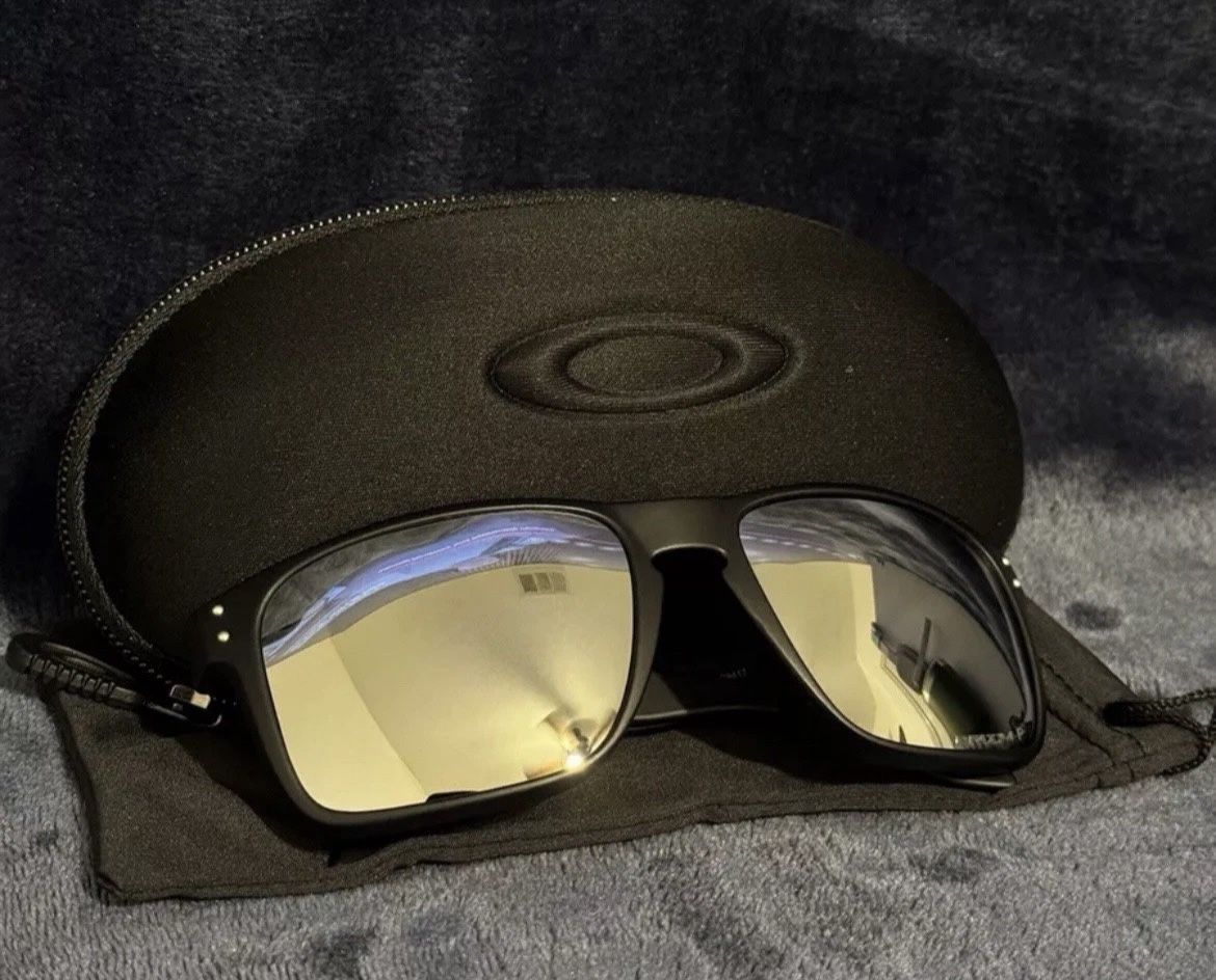 Oakley Holbrook XL Sunglasses New In Box