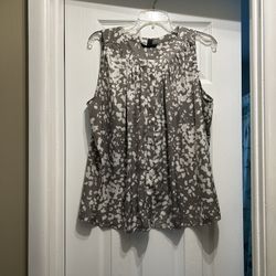 Women’s VERA WANG 100% polyester, Gray & White Sleeveless  Pullover Top Blouse Size XL
