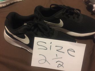 TENIA NIKE DE NIÑA SIZE 2 1/2