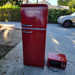 Galanz 7.6cu Retro Top Freezer Refrigerator- Red With Matching Galanz 0.7 Cu. ft. Retro Microwave