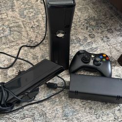 Xbox 360 With Camera And Controller 