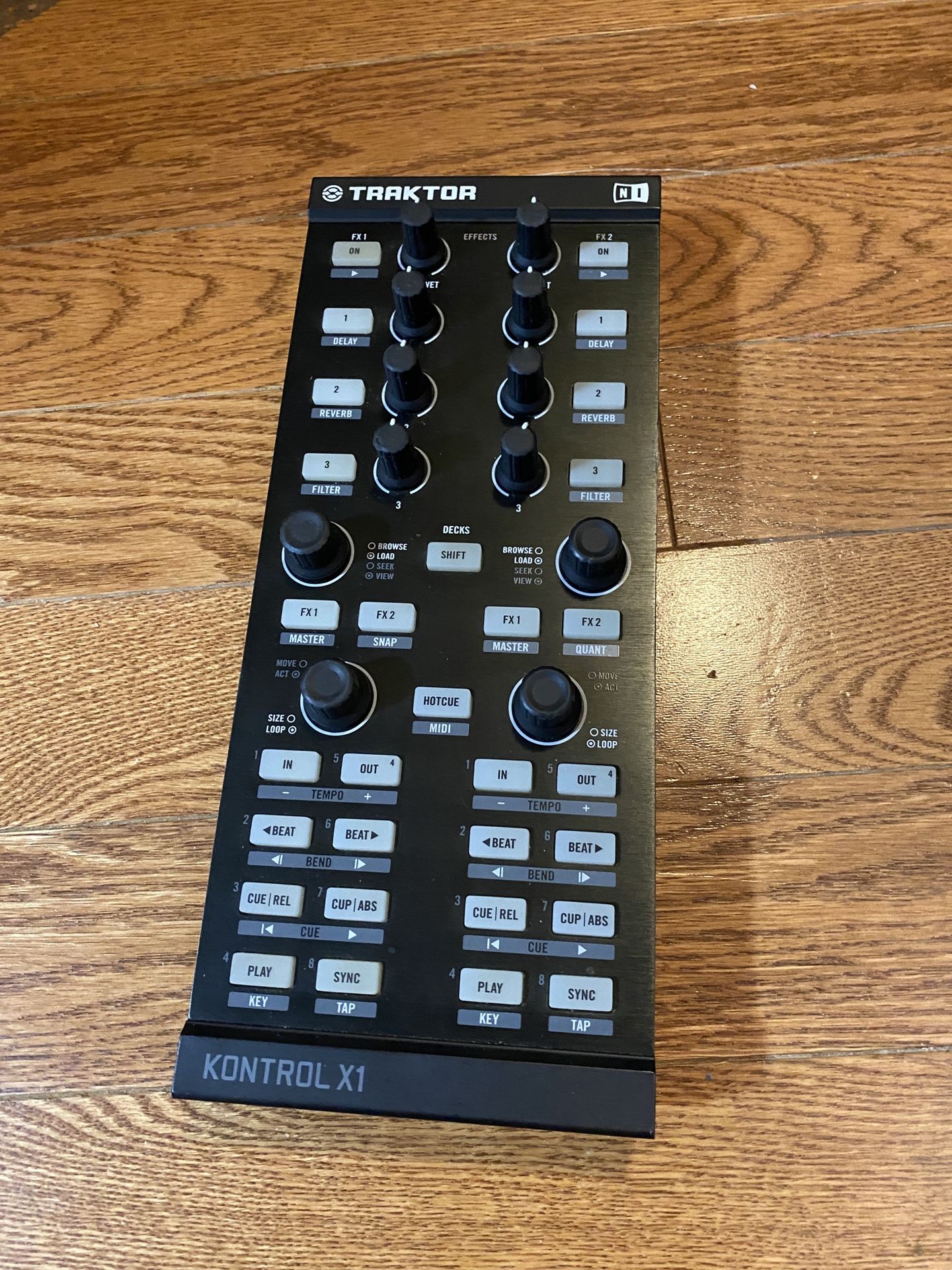 Native Instruments Traktor Kontrol X1 DJ Controller