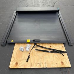 Chevy Silverado / GMC Sierra Retractable Bed Cover Crew Cab NEW