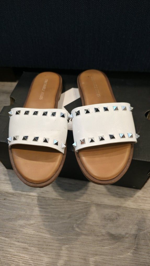 β¨ Stylish Sandals Lot β Like New! β¨
Size: 7
Price: $10 each (or bundle for a deal!)