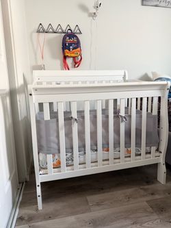Mini crib with mattress and mesh liner