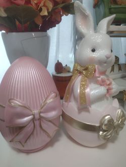 Bonnie and egg.conejo y huevo