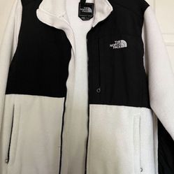 It’s A Beautiful Jacket For Women’s From The North Face The Size Is M The Color Is Black And White It’s Barely Used