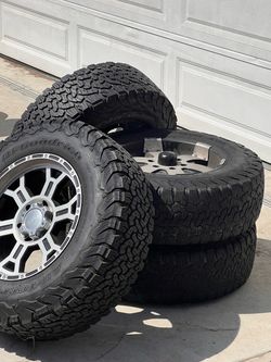 Full Set of BF Goodrich KO2s 265/70/18 and non matching rims
