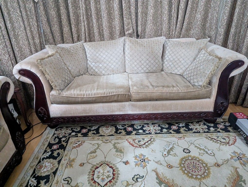 Microfiber Couch (Sofa/Loveseat) In Very Good Condition