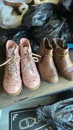 Girls' boots, size 9