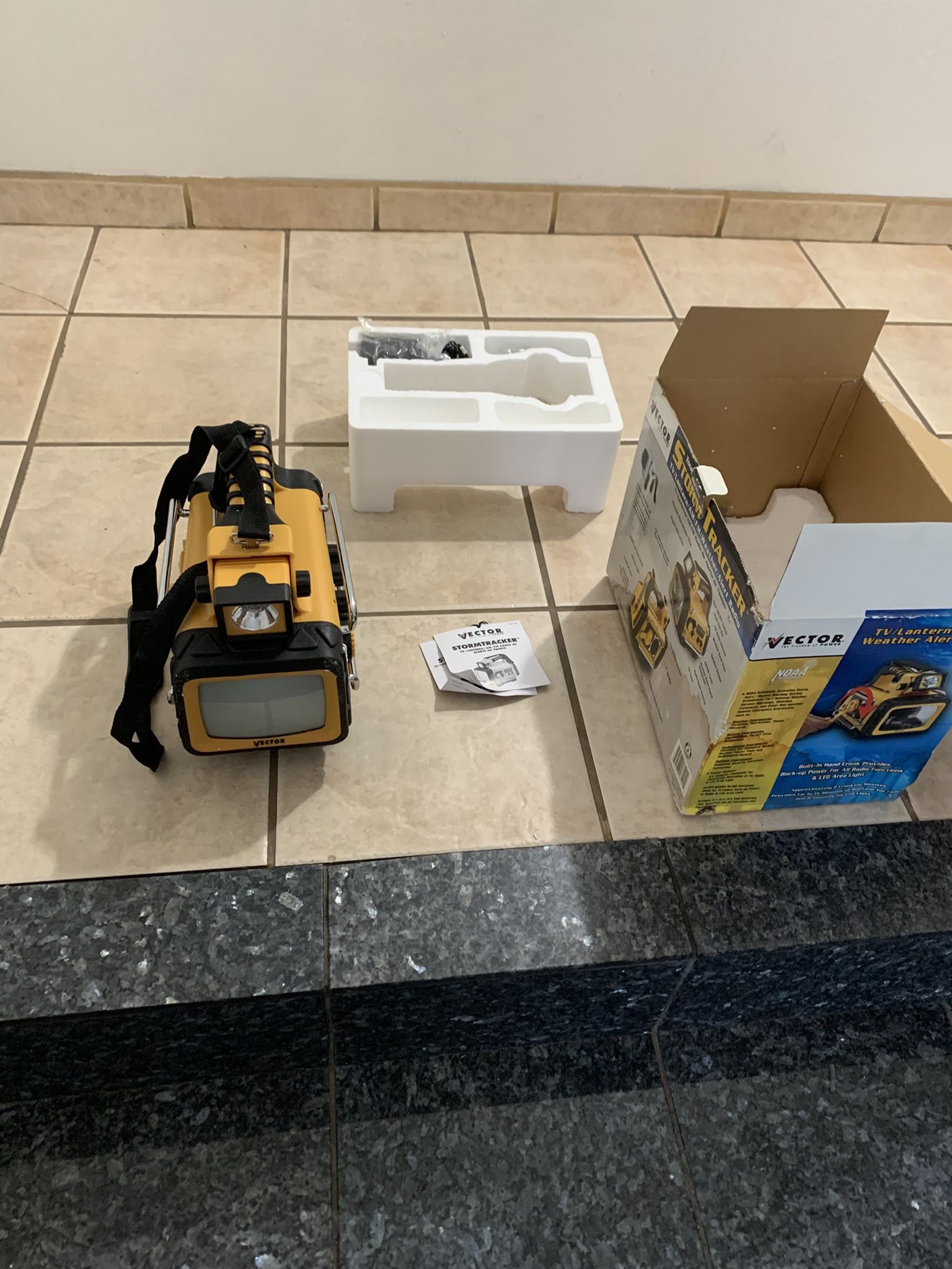 New Vector ToughBrite Strom Tracker TV/Lantern/AM/FM/Weather Alert Radio VEC185