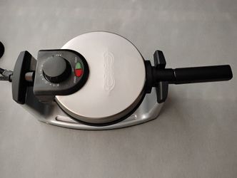 Rotating Belgian Waffle Maker - Excellent Condition
​Flip your way to the perfect breakfast! This 180° rotating waffle maker ensures even browning and