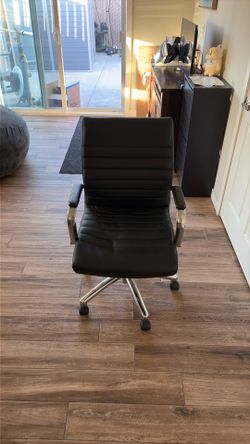 Black rolling desk chair