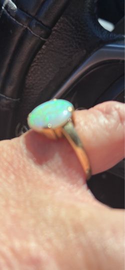 14 kt gold antique opal ring