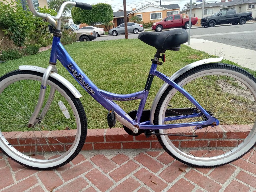 Woman's Bicycle Runs Good Sz 26 Tires