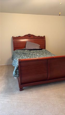 Sleigh bed