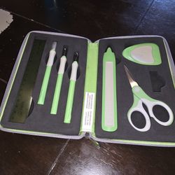 Cricut 7 Piece Tool & Cutting Machine 