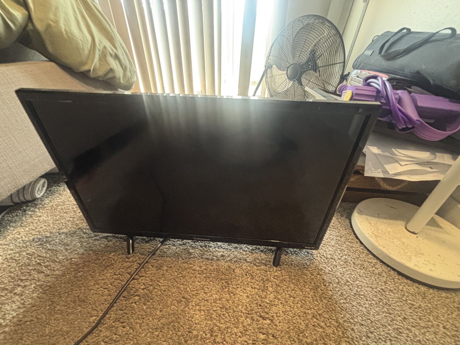 ROKU TV  WITH REMOTE 