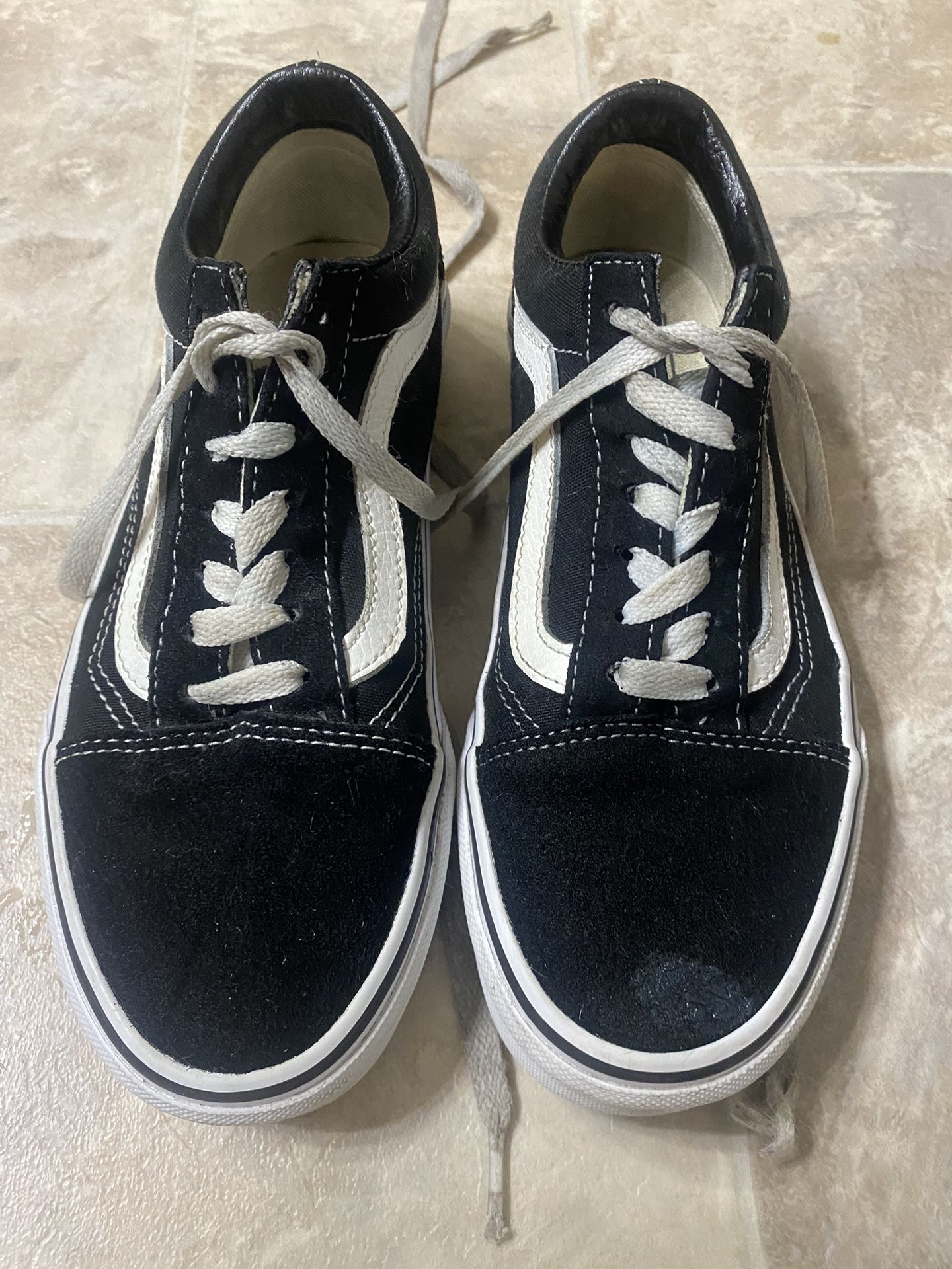 Girls Black and White VANS Sneakers in Good Condition! -Size 6