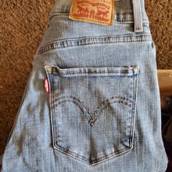 Womens Levi's $5- Please read description. 