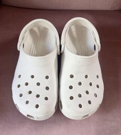 Women’s Size 7 Or Boy’s Size 5 Cros  