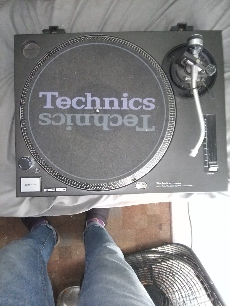 2 Technic 1210 Turntables