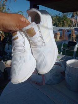 👟 ADIDAS SWIFT RUN🤍🪙
