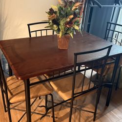 4 Chair Dinning Table 