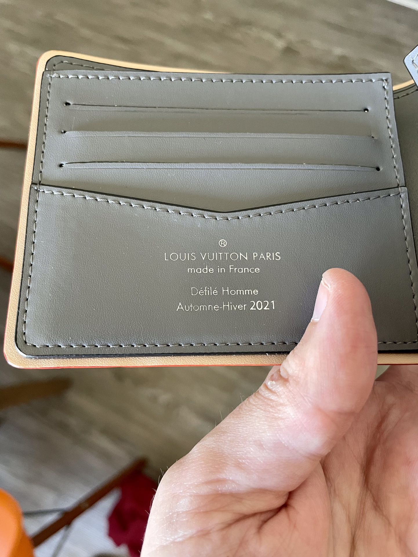 Louis Vuitton Twist Lock Wallet for Sale in Glendale, AZ - OfferUp