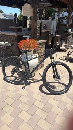 Trek Marlin 5 29er Mountain Bike – Medium/Large – Maxxis Tires