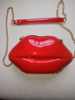 Lips purse