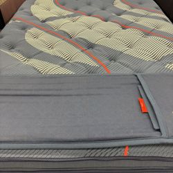 30% Off!! Sealy Posturepedic elite Medium Queen! Was 2199$