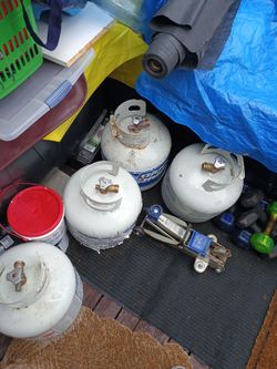 5 gas tanks , 1 full , 4 empty or almost empty $ 70 for all of them