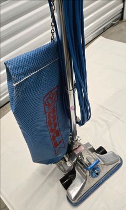 ROYAL ALL-METAL UPRIGHT VACUUM CLEANER MODEL 880 - VERY CLEAN CONDITION