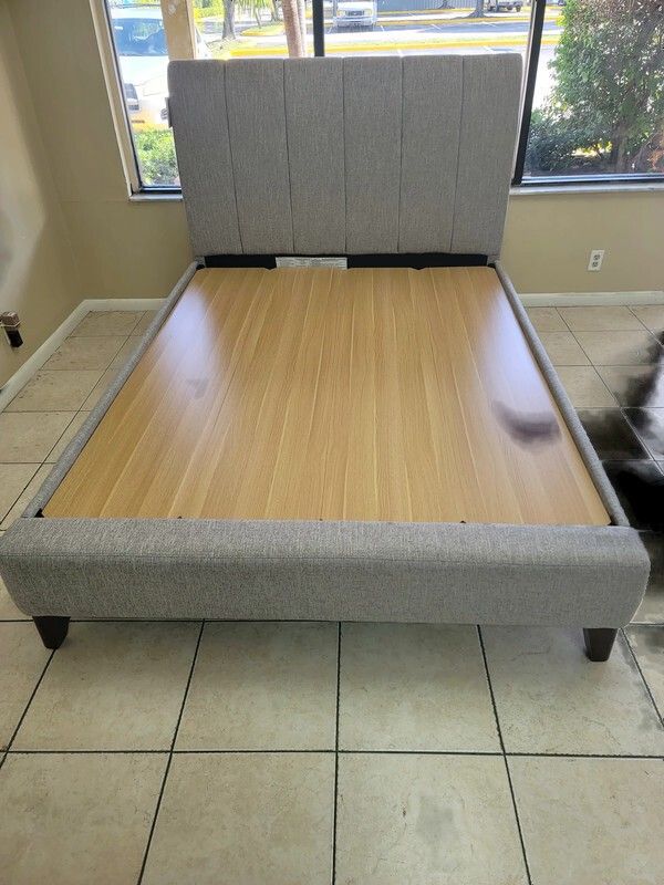 Northridge Upholstered Piper Glenn Queen Bed. PRICE IS FIRM