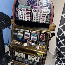 Slot Machine While Ice Vintage Coinless