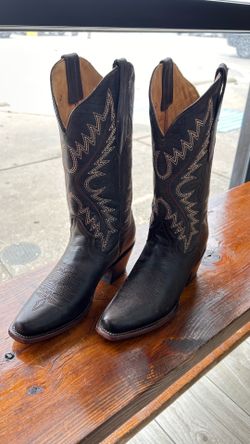 Dark brown boot