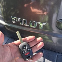 Car Keys And Remotes  / Llaves De Carro Y Controlles Car Keys And Remotes  / Llaves De Carro Y Controlles 