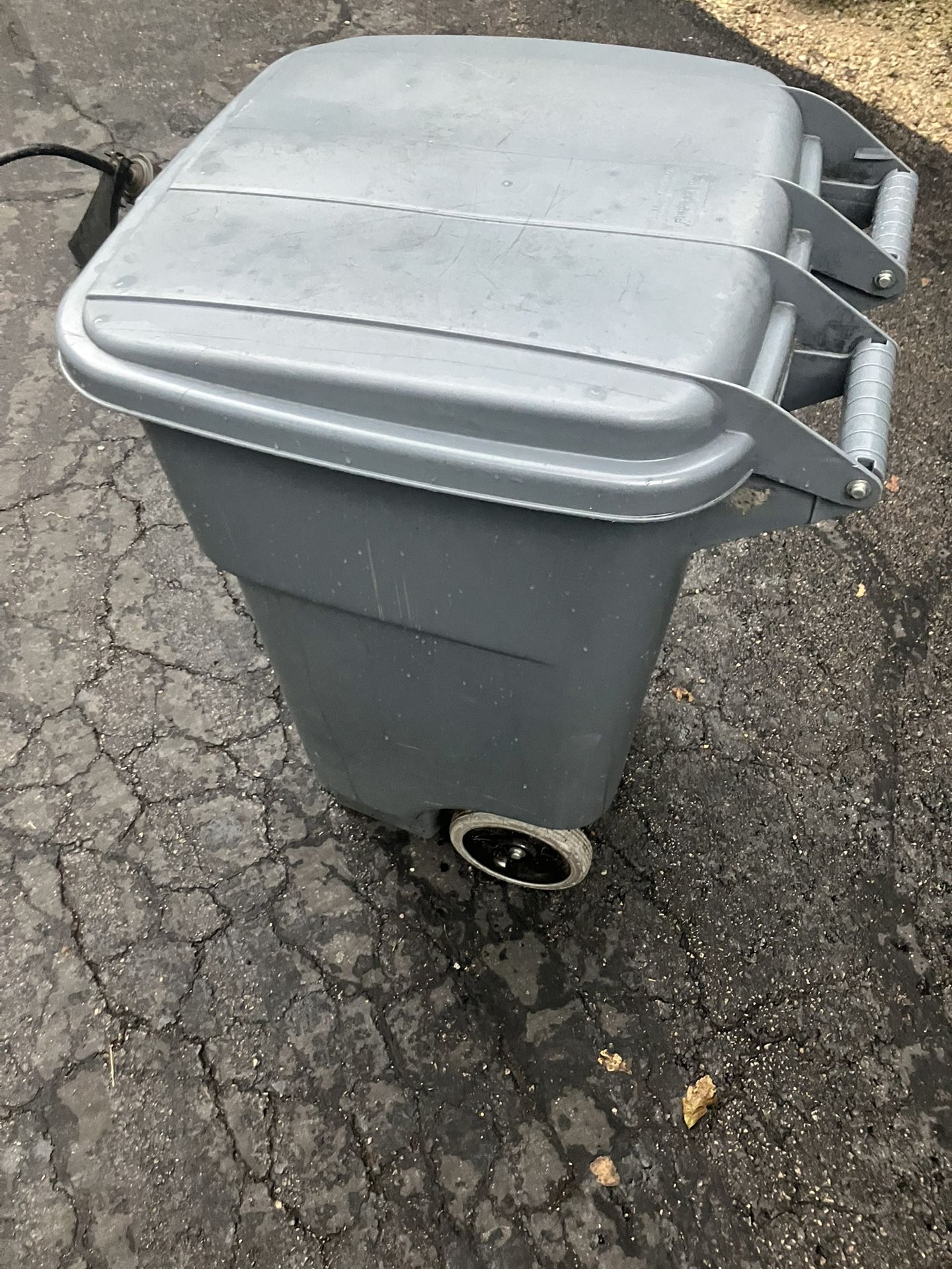 Lightly used garbage can
