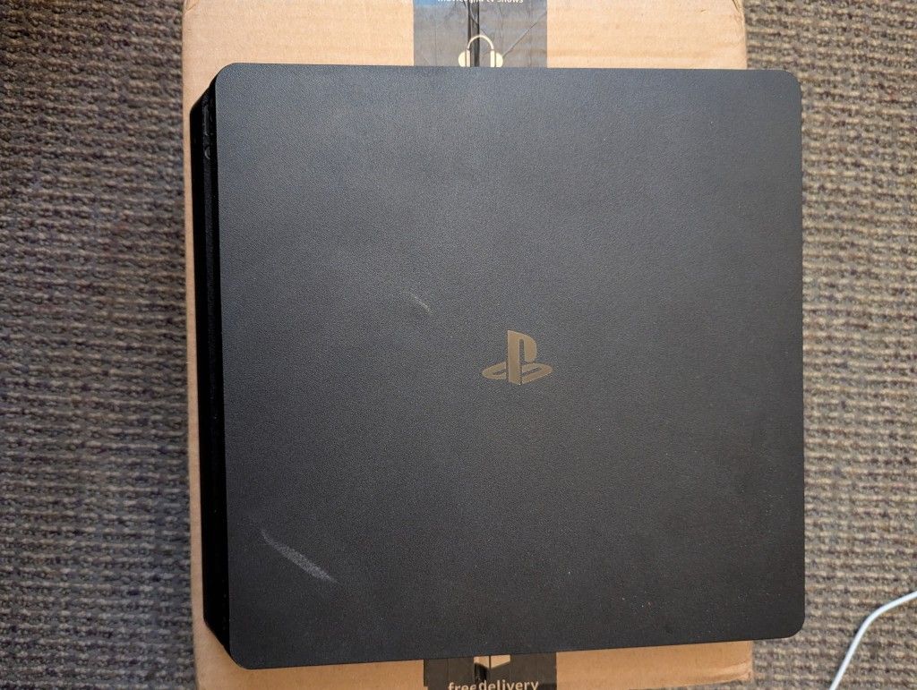 Ps4 Slim (With Cords and 2 Controllers)
