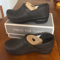 Danskpro Shoes Size 40.
