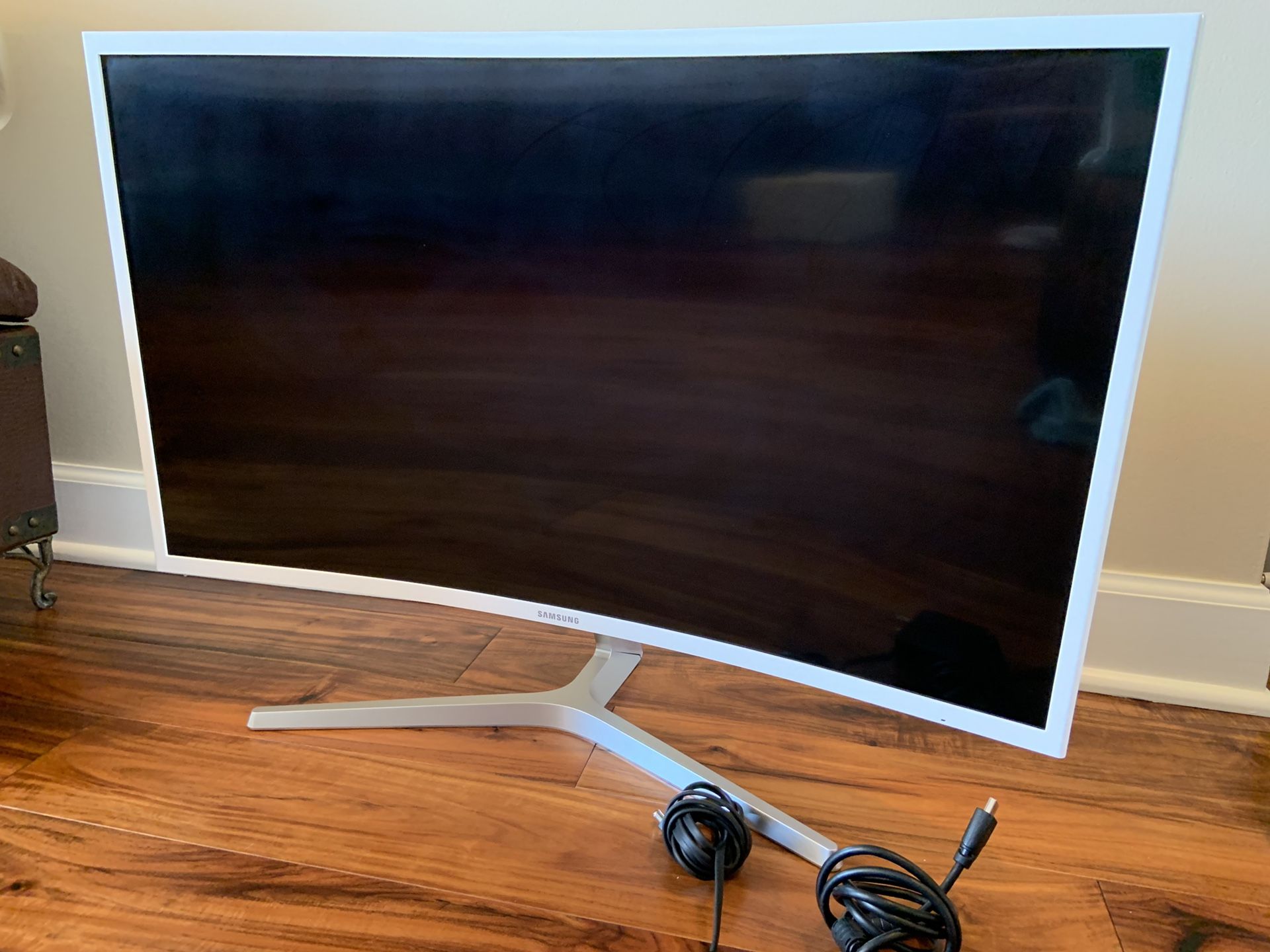 Brand new Samsung CF391 curved monitor 32” LED, glossy white