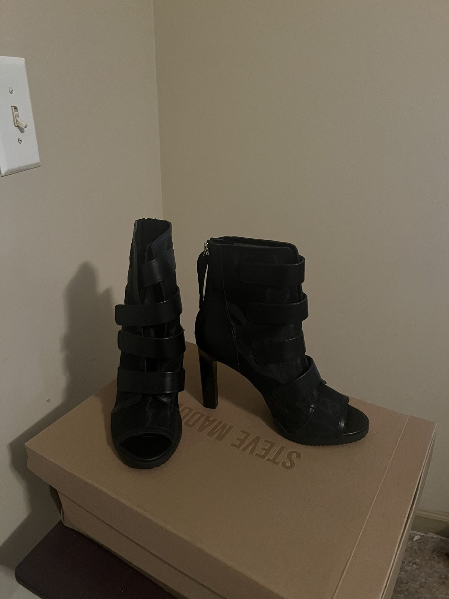  Guess Boots