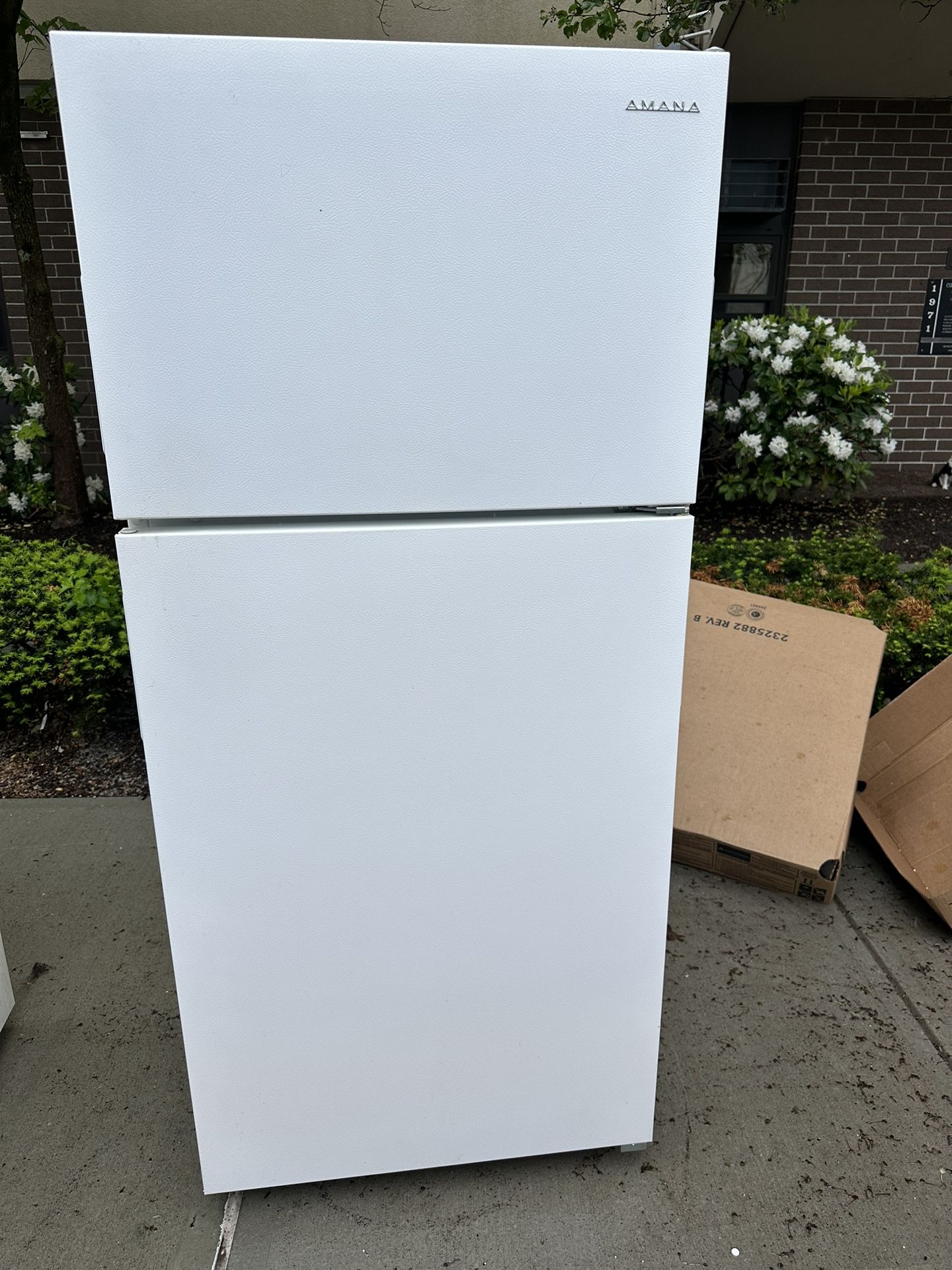 Amana Refrigerator (White)