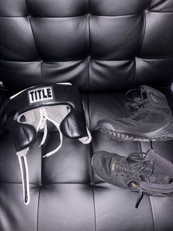 Everlast boxing shoes / Title Boxing Headgear