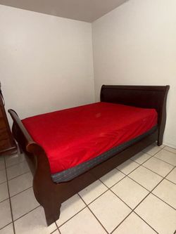 Queen bedframe