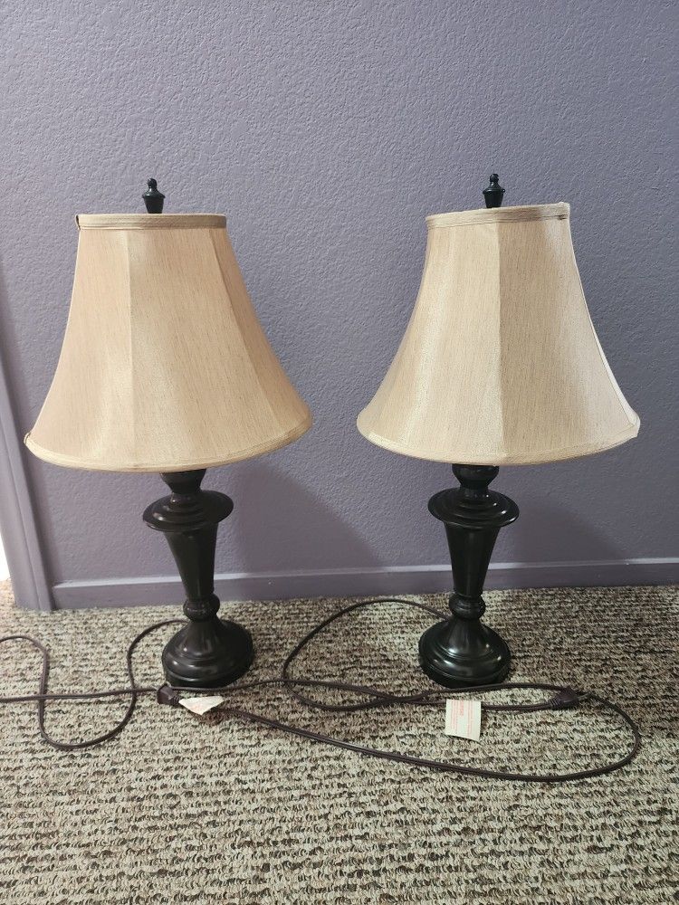 $25. Table Lamps. Set of two. Please, READ DESCRIPTION. Hablo español.