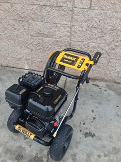 DEWALT
4400 PSI 4.0 GPM Gas Pressure Washer with 420cc Engine, Triplex Pump, Commercial Cold Water Power Washer