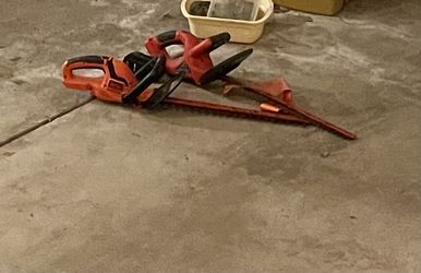 2 hedge trimmers one operates on batteries and one on electricity each for $25