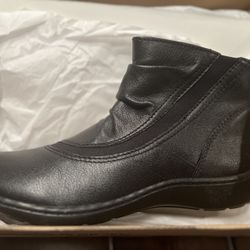 CLARKS- NIB Cora Derby Black Leather 8.5 Women’s